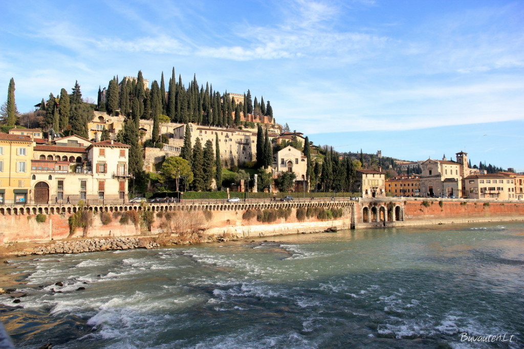 Adigės upė ir itališkais kiparisais apaugęs Castel San Pietro