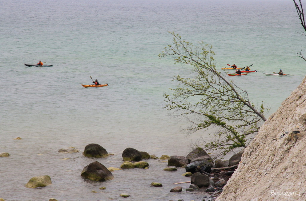 Møns saloje siūloma pramoga - pamatyti kalvas iš jūros pusės, plaukiant baidarėmis