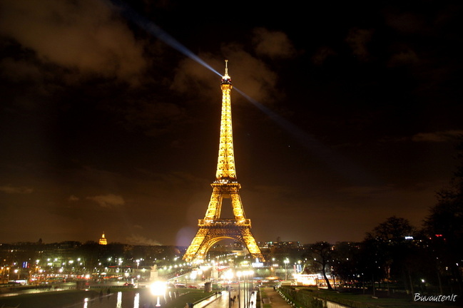 Vakare Eifelis gražiai šviečia