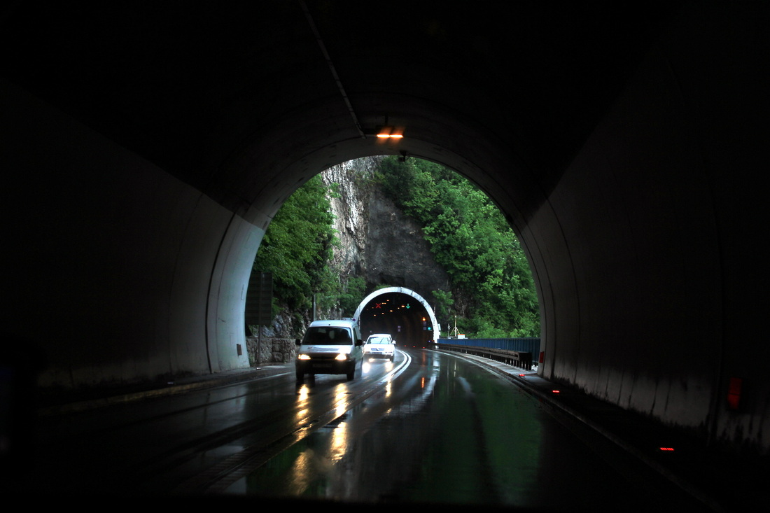 Per tunelius kalnuose link Plitvicos ežerų
