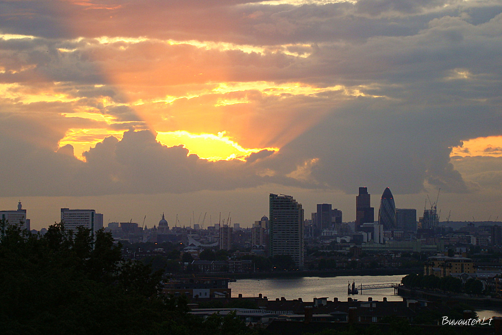 Londonas saulei leidžiantis nuo Greenwich parko kalvos