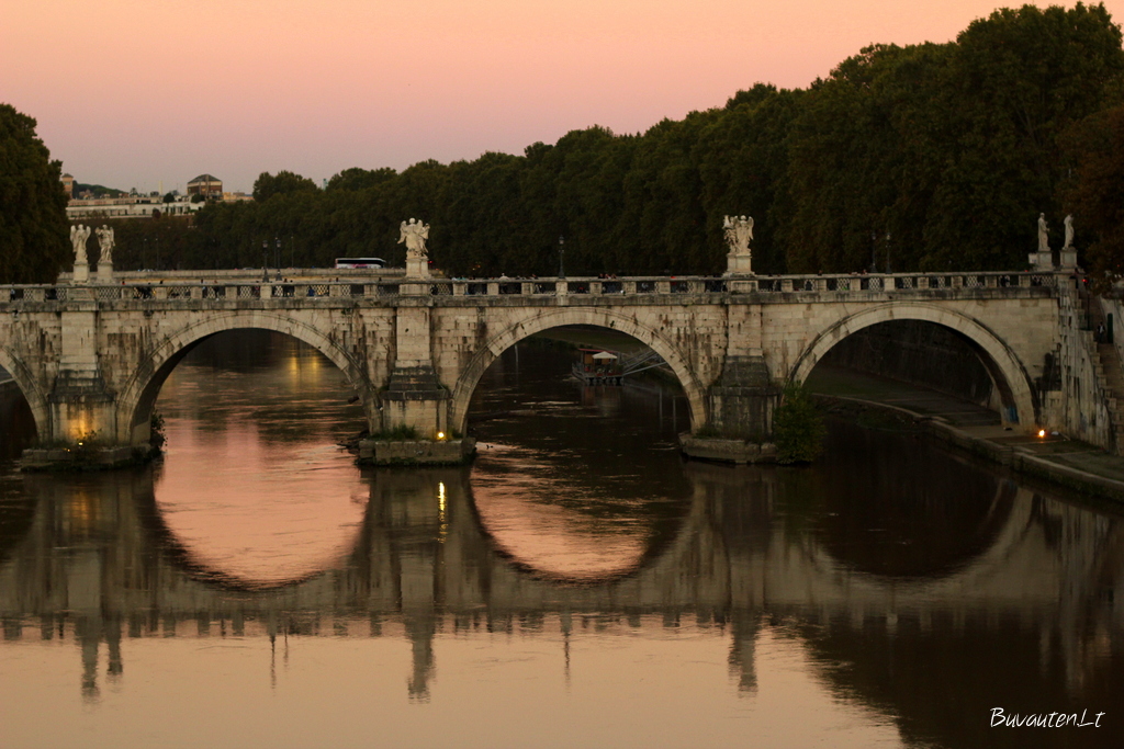 Saulėlydis Romoje prie vieno iš Tibro upės tiltų