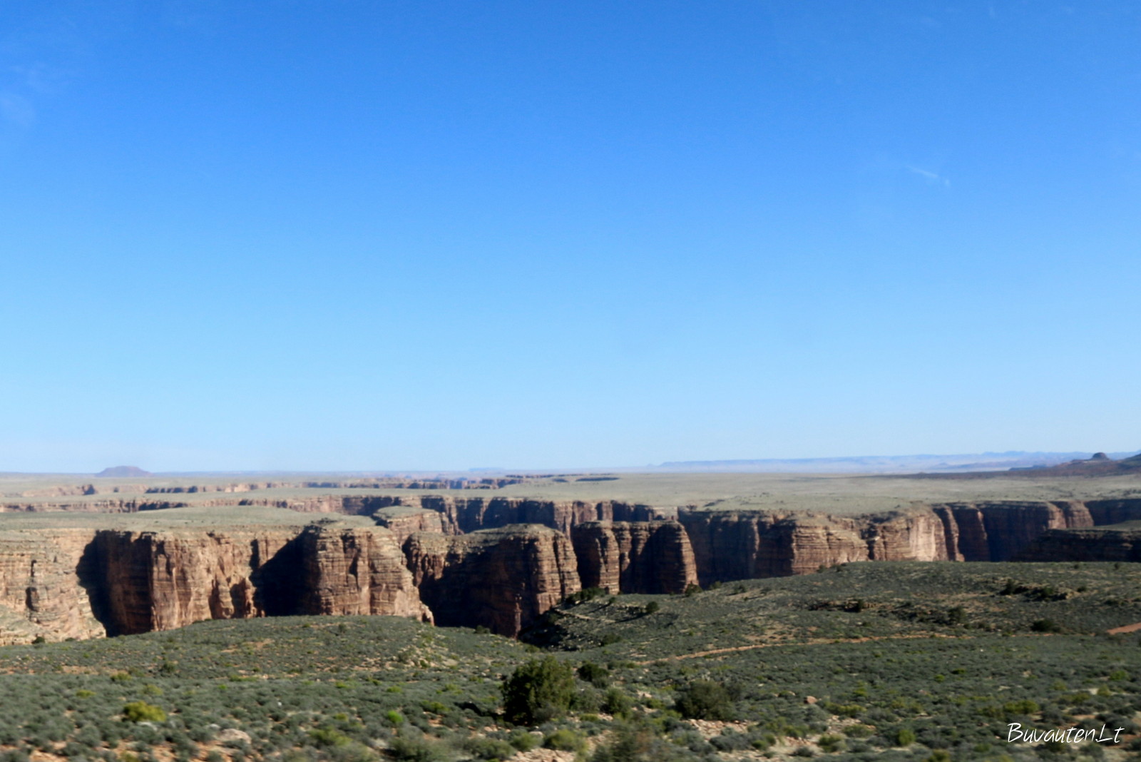 Perskilusi žemė matosi dar neįvažiavus į Didžiojo kanjono nacionalinį parką