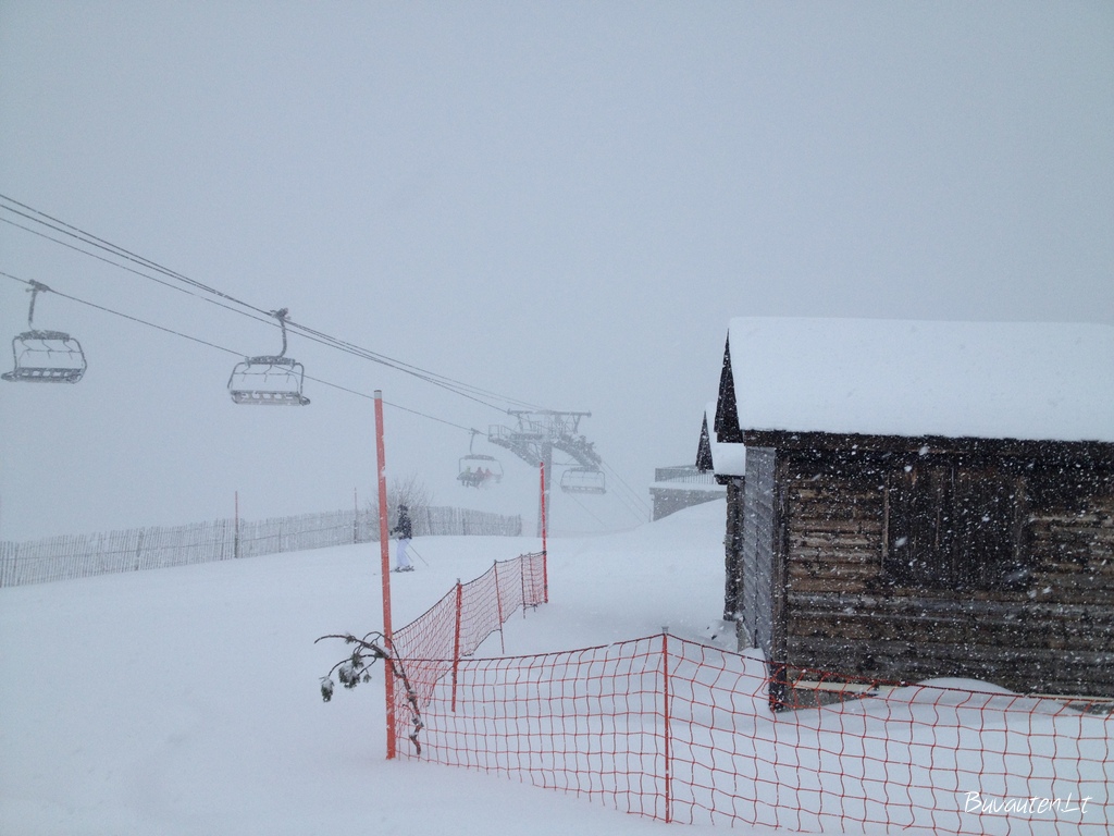 Į veidą pučiantis vėjas ir sniegas šiek tiek apsunkino slidinėjimą pirmąją dieną