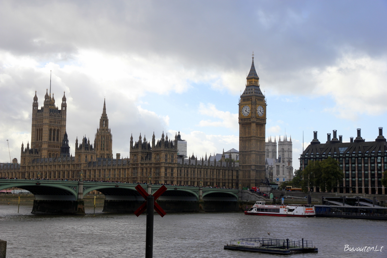 Big Benas ir Parlamento rūmai nuo pietinio Temzės kranto