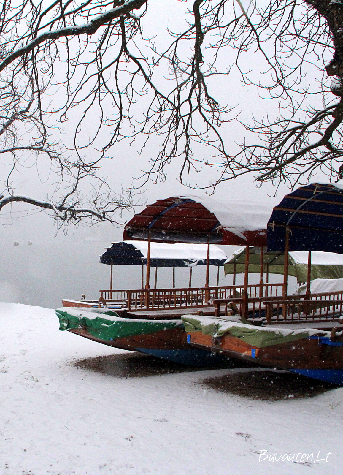 Turistų nesulaukusios tradicinės valtys Pletna