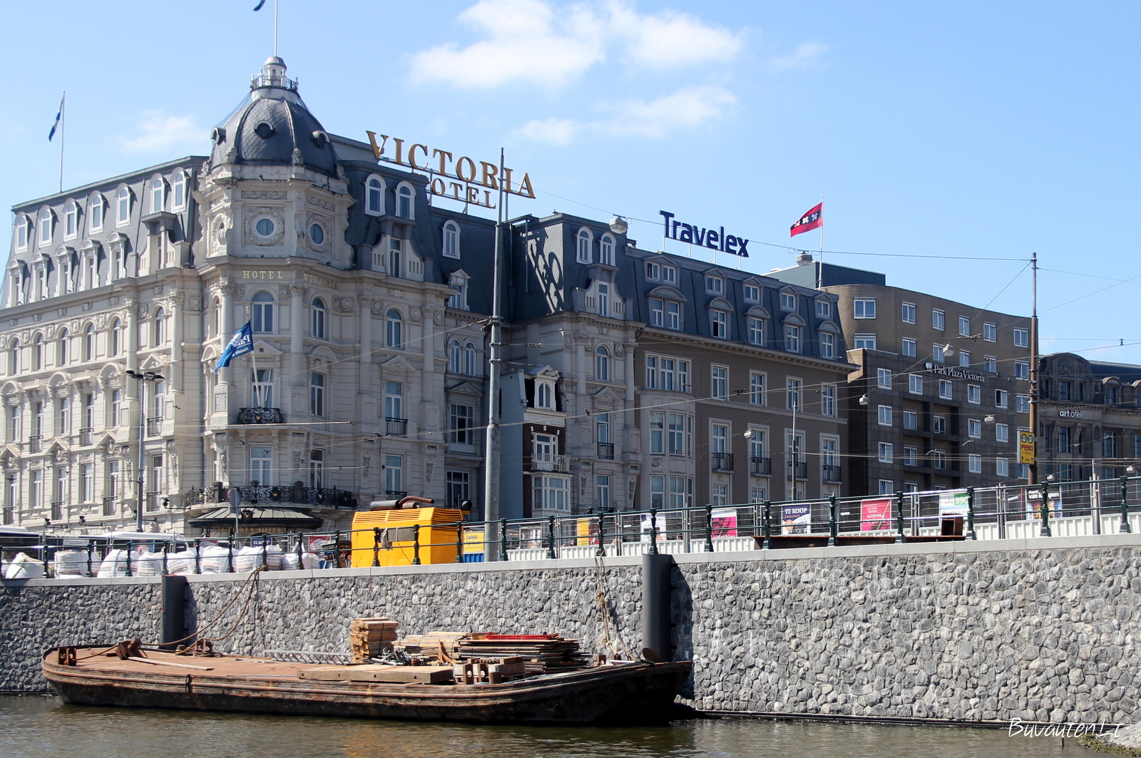Šis viešbutis žymus tuo, kad jis pastatas aplink tipišką Amsterdamo namą, kurio šeimininkas atsisakė parduoti jį viešbučiui