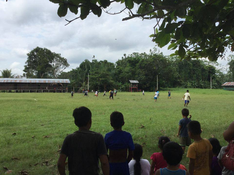 Vietiniai vaikai žaidžia futbolą