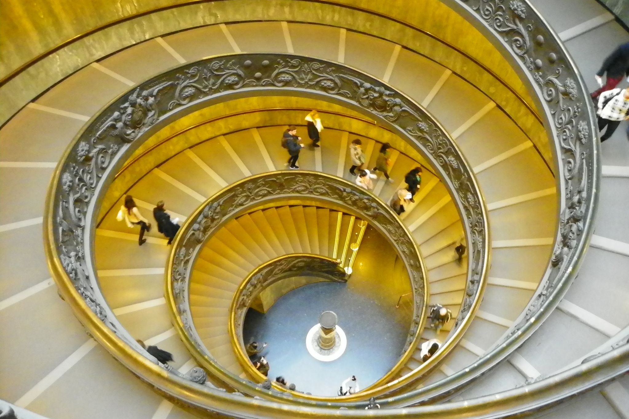 Laiptai Vatikano muziejuje, suprojektuoti Džiuzepės Momo. Dovilės ir Dariaus nuotr.
