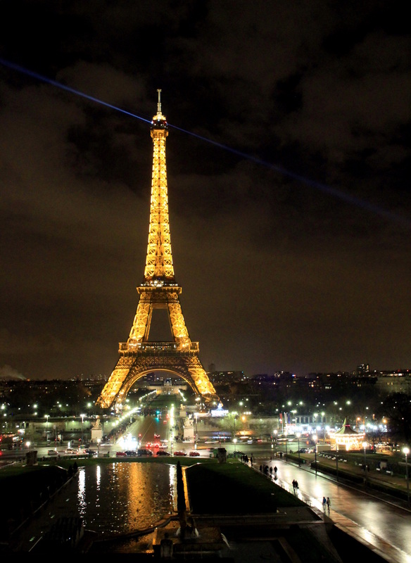 Naktį Eifelio bokštas Paryžiuje atrodo įspūdingai